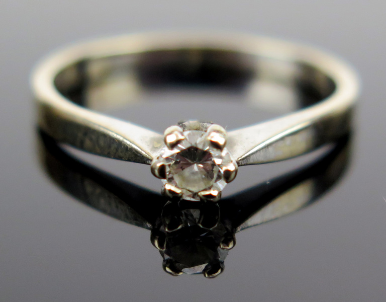 Ring, 18 karat vitguld med 1 briljantslipad diamant om 0,18 carat enligt gravyr, vikt 1,9 gram,_10120a_lg.jpeg