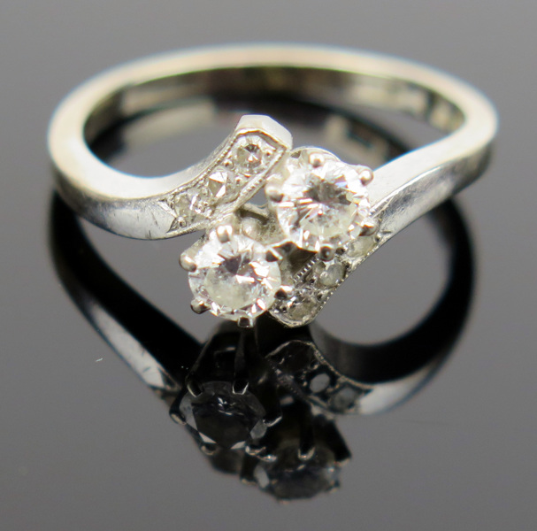 Ring, 18 karat vitguld med 2 briljantslipade diamanter om totalt cirka 0,34 carat och 6 åttkantslipade- om totalt cirka 0,06 carat, totalt 0,40 carat enligt gravyr,_10143a_lg.jpeg