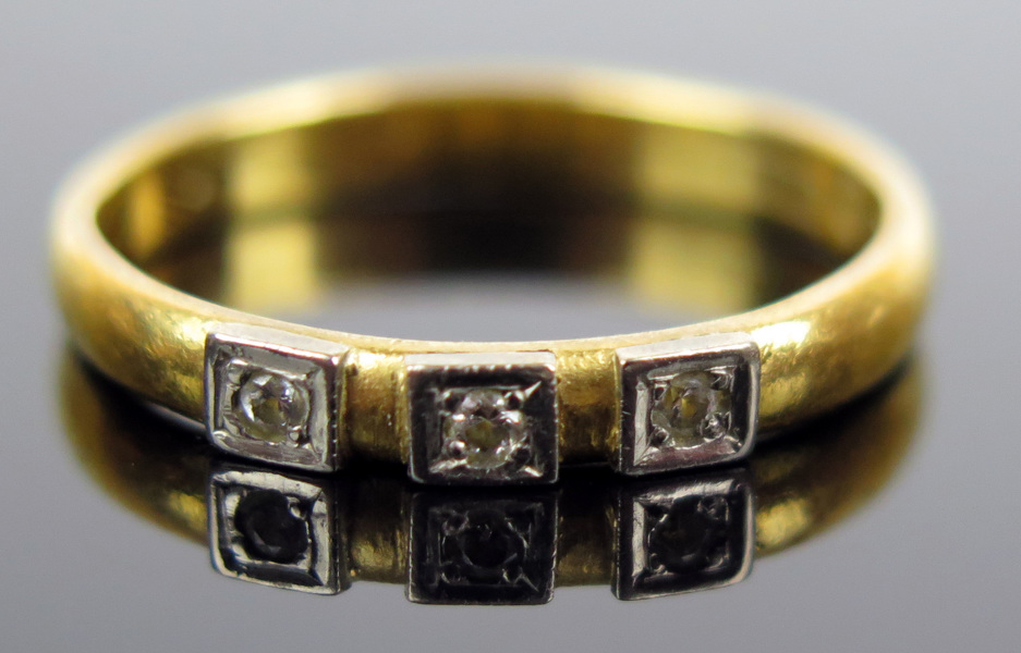 Ring, 23 karat rödguld med 3 åttkantslipade diamanter, vikt 3,3 gram, _10378a_8d930d8e175e696_lg.jpeg