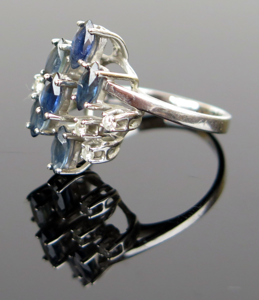 Ring, 18 karat vitguld med 5 åttkantslipade diamanter om totalt 0,15 carat enligt gravyr och 6 navettslipade safirer, vikt 4,8 gram_10380a_8d930d8fd10293d_lg.jpeg
