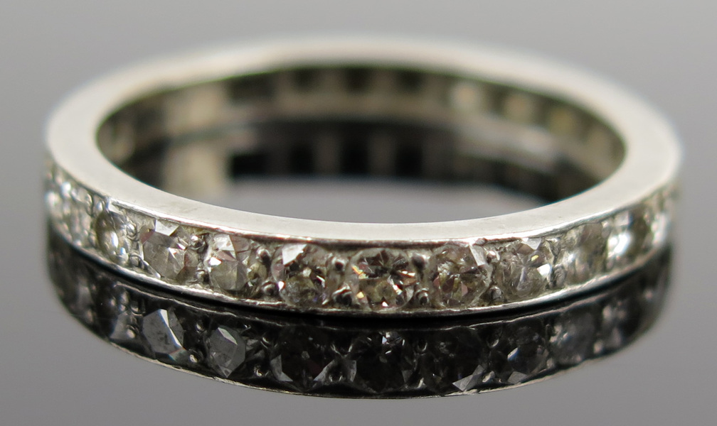 Halvalliansring, 18 karat vitguld med 19 åttkantslipade diamanter om totalt cirka 0,5 carat, vikt 3,2 gram_11000a_lg.jpeg