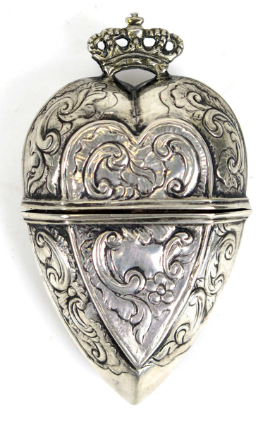 Luktdosa, så kallat hovedvandsaeg, silver, antagligen Danmark, 1700-talets mitt, krönt hjärtformad,_11016a_lg.jpeg
