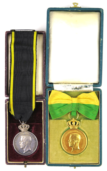 Kungliga medaljer, 2 st, silver respektive förgylld brons (sistnämnda med krona och ring i 18 karat rödguld,_11018a_8d946da8636f6b0_lg.jpeg