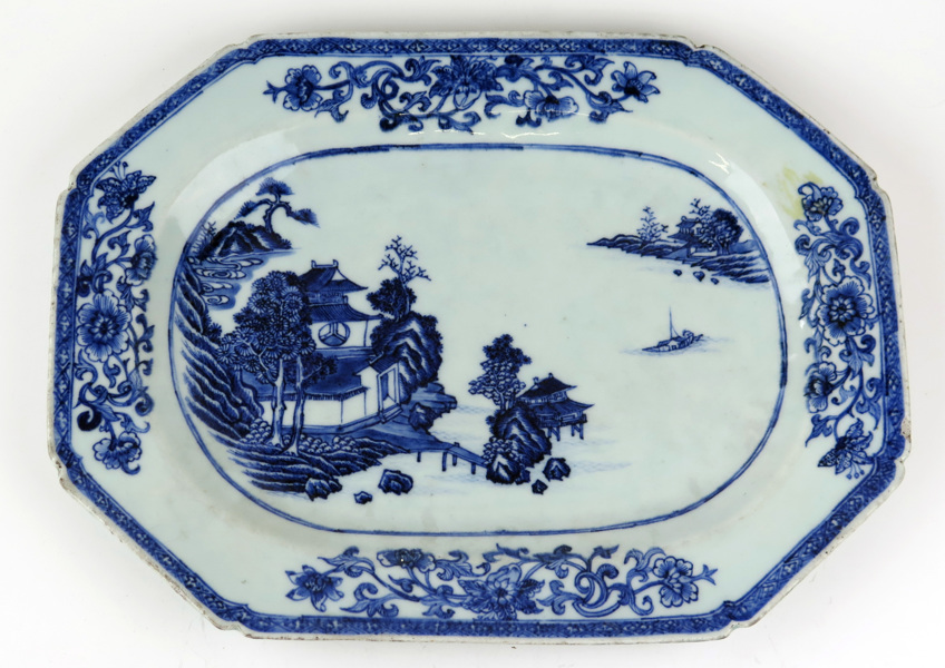 Stekfat, porslin, Kina, Qianlong (1736-95), avfasad, oktogonal form, _11946a_lg.jpeg