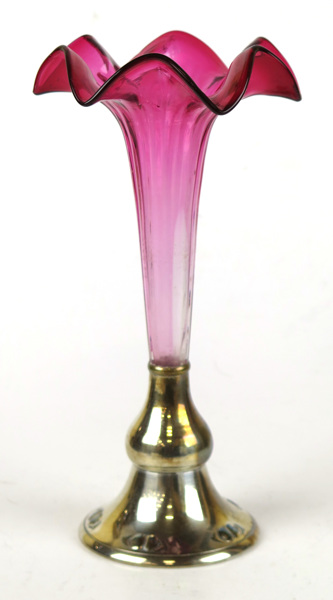 Vas, så kallad strutvas, rödtonat glas med nysilvermontage, _12630a_lg.jpeg