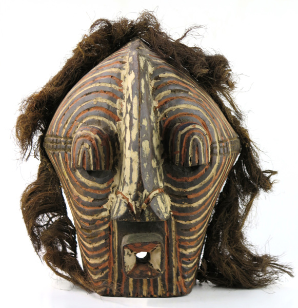 Mask, skuret trä och växtfiber, så kallad Kiwebe, _12750a_8d973a356f649cc_lg.jpeg