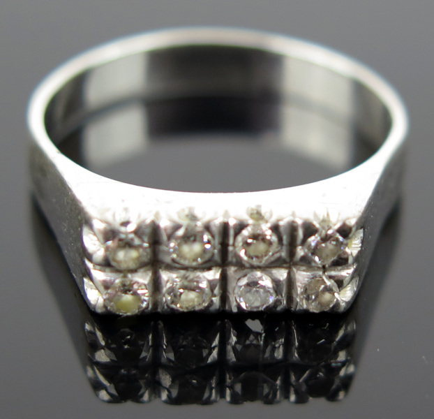 Ring, platina med 8 briljantslipade diamanter om totalt cirka 0,25 carat, vikt 4,8 gram, _14305a_lg.jpeg