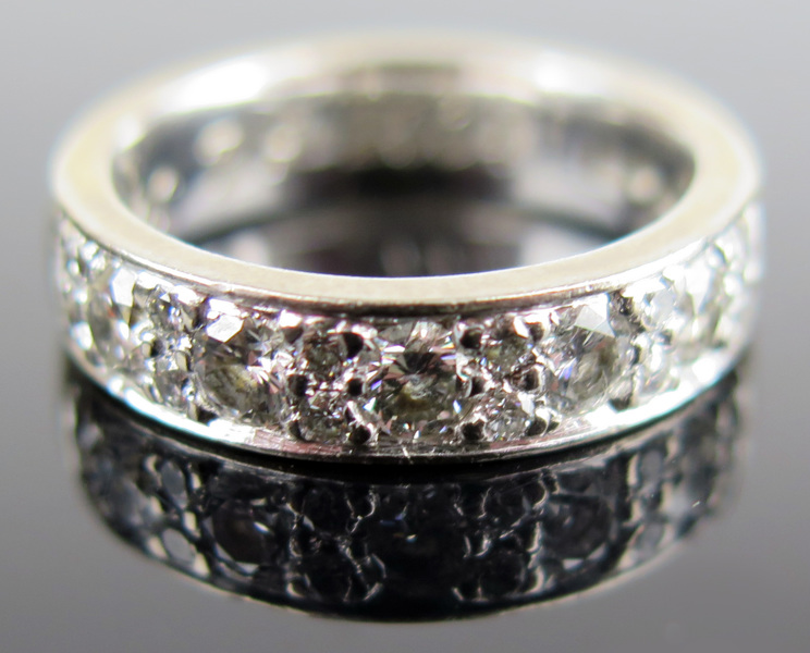 Ring, 18 karat vitguld med 5 briljantslipade diamanter om totalt cirka 0,5 carat samt 12 åttkantslipade dito om totalt cirka 0,1 carat, vikt 6.7 gram, _14318a_8d9a528e16cd0a1_lg.jpeg