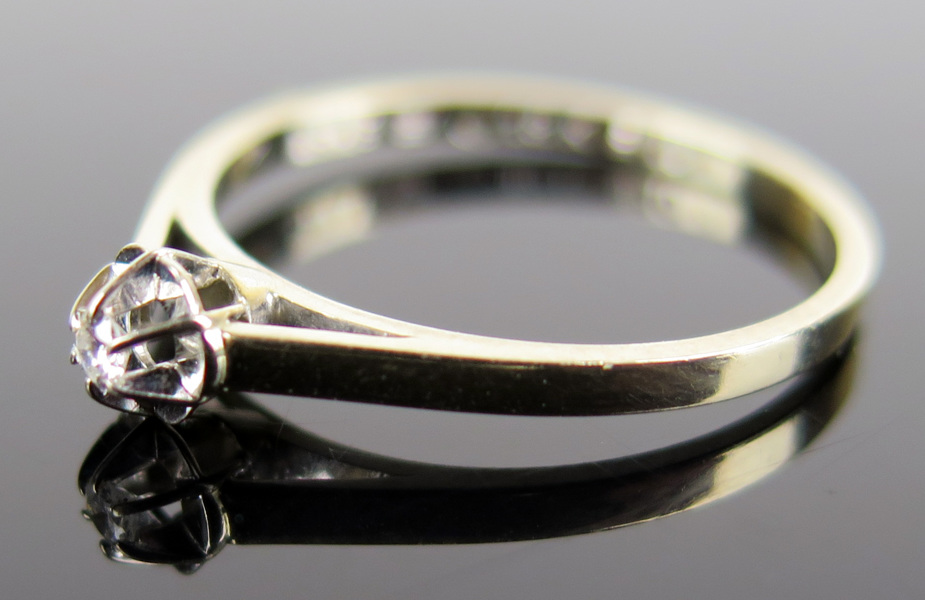 Ring, 18 karat vitguld med åttkantslipad diamant om 0,04 carat enligt gravyr, , vikt 1,7 gram, _14364a_8d9a5f77e1713a4_lg.jpeg
