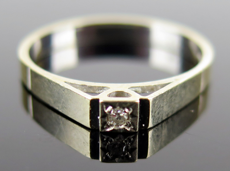 Ring, 18 karat vitguld med åttkantslipad diamant, vikt 1,9 gram, _14365a_8d9a5f79bcf4e73_lg.jpeg