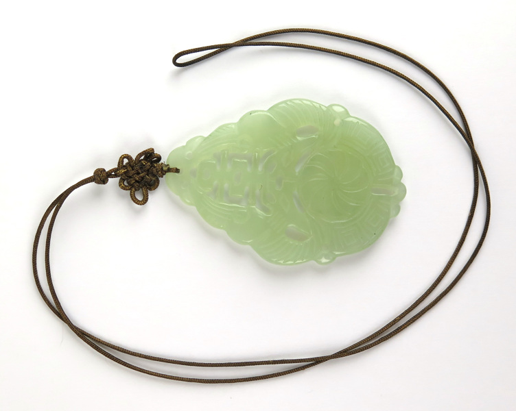 Amulett, skuren jade (?), Kina, antagligen Qing, 1800-tal (?), _15177a_lg.jpeg