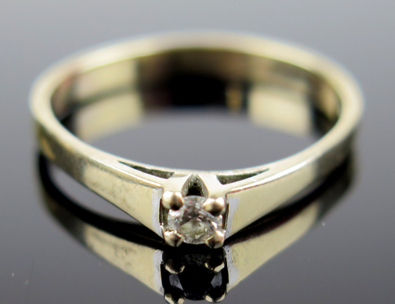 Ring, 18 karat vitguld med 1 briljantslipad diamant om 0,12 carat enligt gravyr, vikt 3,4 gram, _15734a_8d9d51e5bdbaa51_lg.jpeg