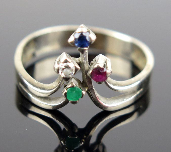 Ring, 18 karat vitguld med 1 briljantslipad diamant samt vardera 1 facettslipad smaragd, safir och rubin, vikt 4,6 gram, _15743a_8d9d51e79425cd8_lg.jpeg