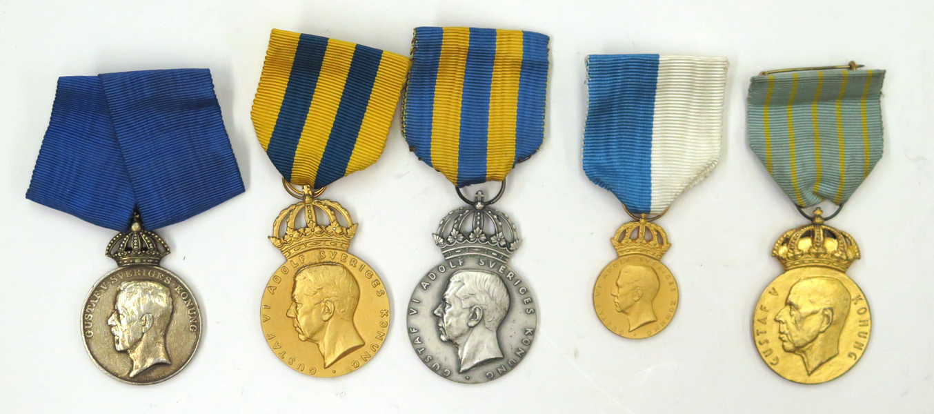 Parti kungliga medaljer, silver och förgyllt silver, bl a Hans Majestät Konungens Medalj av VIII:e storleken (Hovmedaljen), Gustav V_1841a_8d845ec1cd1ca87_lg.jpeg