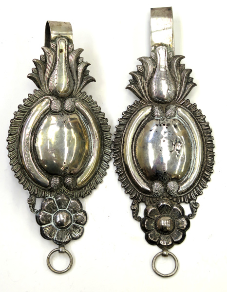 Gardinomtag (?), 1 par, silver, 1800-tal, dekor av blomma mm_1860a_8d84856d0dcd638_lg.jpeg
