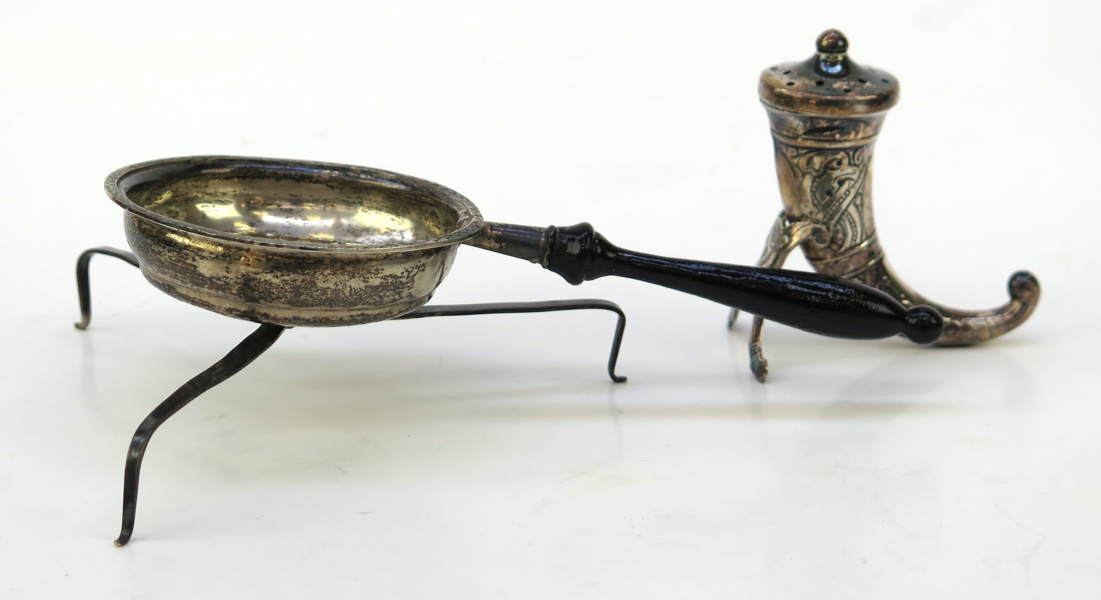 2 delar silver; thespindel med svärtat träskaft, stämplad Conrad Thulin Landskrona 1845 samt saltkar, vikingastil, i form av dryckeshorn, stämplat Theodor Olsens Eftr Bergen, _18788a_lg.jpeg