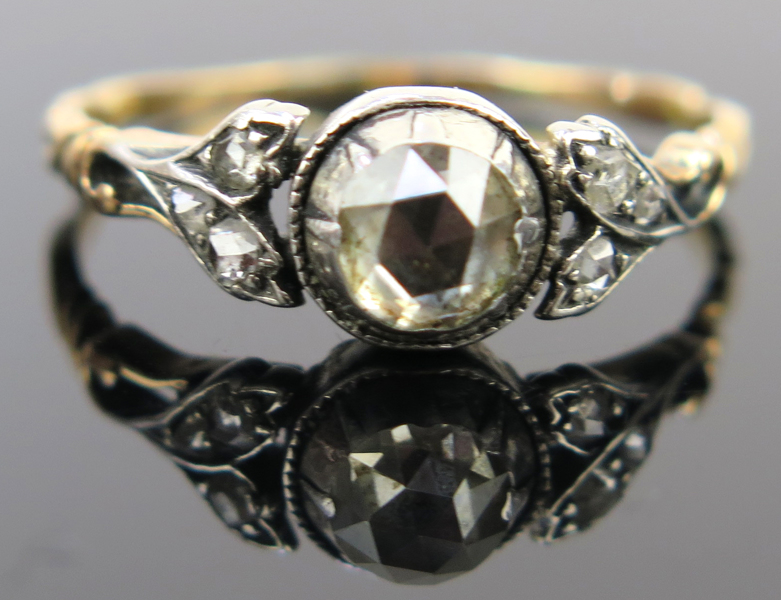 Ring, 18 karat rödguld och silver (?) med 1 större och 6 mindre rosenslipade diamanter, 17-1800-tal, _18801b_8da341396377efd_lg.jpeg