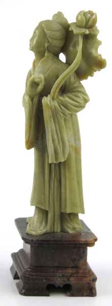 Skulptur, skuren soapstone, Kina, 1900-tal, stående kvinna med lotus, _18858a_lg.jpeg