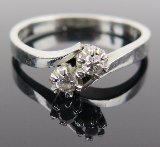 Ring, 18 karat vitguld med 2 briljantslipade diamanter om totalt cirka 0,2 carat, vikt 4,4 gram_19505a_8da494f2240f183_lg.jpeg