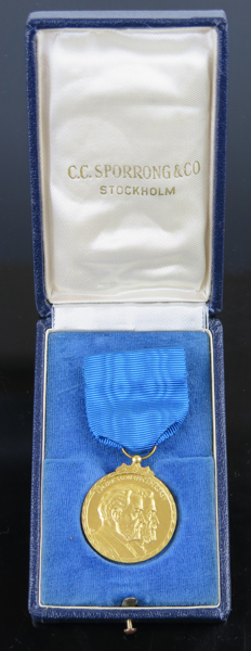 Medalj, 18 karat rödguld, vikt inklusive band och nål 29,3 gram_22105a_8da9277871b96ef_lg.jpeg