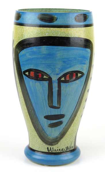 Hydman-Vallien, Ulrica för Kosta Boda, vas, glas, polykrom dekor av ansikten_22299a_8da97e184f1329e_lg.jpeg