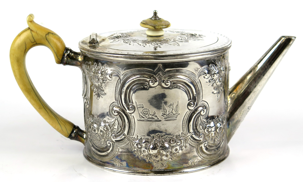 Thekanna, sterlingsilver med benhandtag, England, George III, så kallad Drum Teapot, vikt 790 gram, _23694a_8dac4002d711b49_lg.jpeg