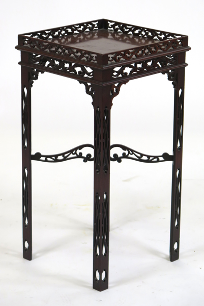Prydnadsbord, rikt skuren mahogny, högklassigt viktorianskt arbete i i Thomas Chippendales stil, England, 1800-talets slut, _23926a_lg.jpeg