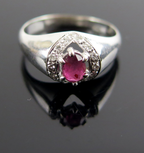 Ring, 18 karat vitguld med 14 åttkantslipade diamanter samt navettslipad rubin, total vikt 4 gram, _24532a_lg.jpeg