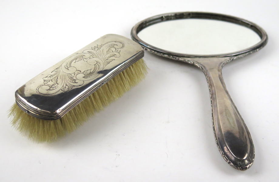 Hårborste samt handspegel, silver, borsten svenska stämplar 1857, spegeln med svensk importstämpel, _24699a_8dad937fdea6366_lg.jpeg