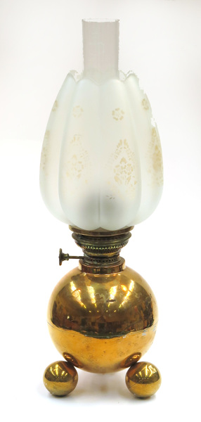 Bordsfotogenlampa, mässing med etsad glaskupa, Gusum, så kallad Kulserie, sekelskiftet 1900,_2490a_8d85568ab4587bc_lg.jpeg