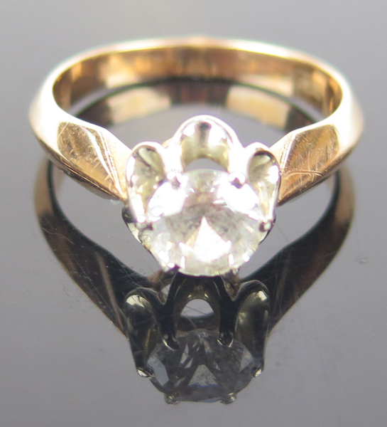 Ring, 14 karat rödguld med facettslipad vit sten (safir?), vikt 4,4 gram, innerdiameter 19 mm_25305a_8daf56a5410b50c_lg.jpeg