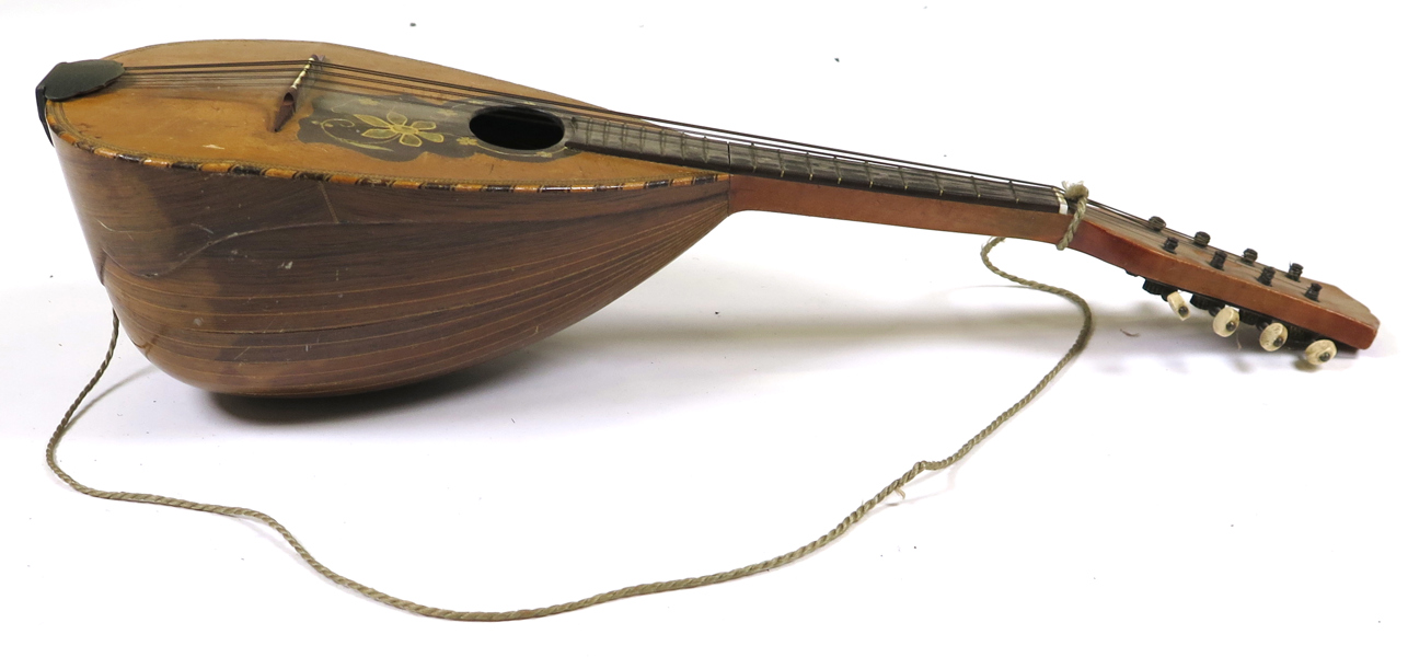 Mandolin, antagligen Italien, 1900-talets mitt, längd 61 cm_25325a_8daf7a27bf0b4f4_lg.jpeg