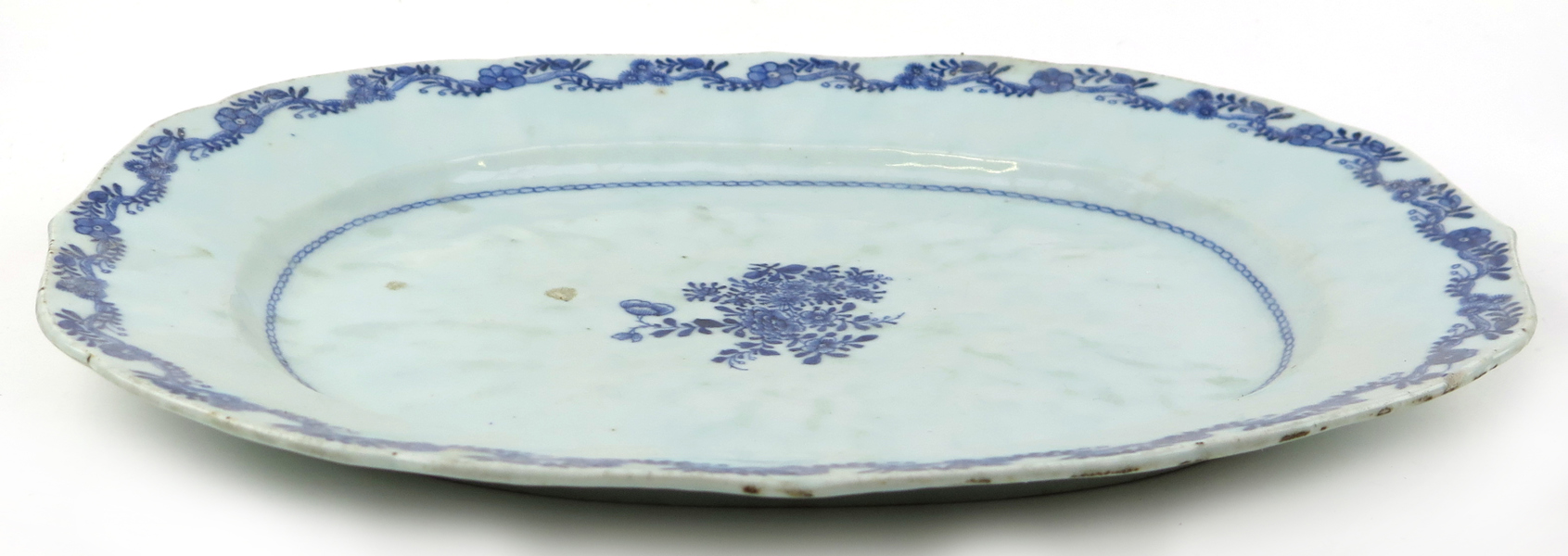 Stekfat, porslin, Kina, Qianlong (1736-95), blå underglasyrdekor, l 37 cm, nagg_25415a_lg.jpeg