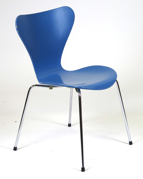 Jacobsen, Arne för Fritz Hansen, stol, blålackerat böjträ på stålben, modell FH 3107 'Sjuan',  design 1955, bruksslitage_25509a_lg.jpeg