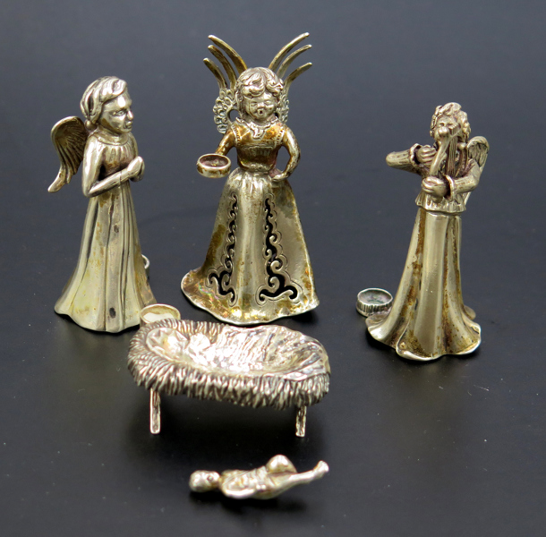 Skulpturer/julkrubba, 4 delar, silver, jesusbarnet i krubban samt 3 änglar, svenska importstämplar, änglar h cirka 7 cm, total vikt 150 gram_25518a_8dafd36483a0f89_lg.jpeg