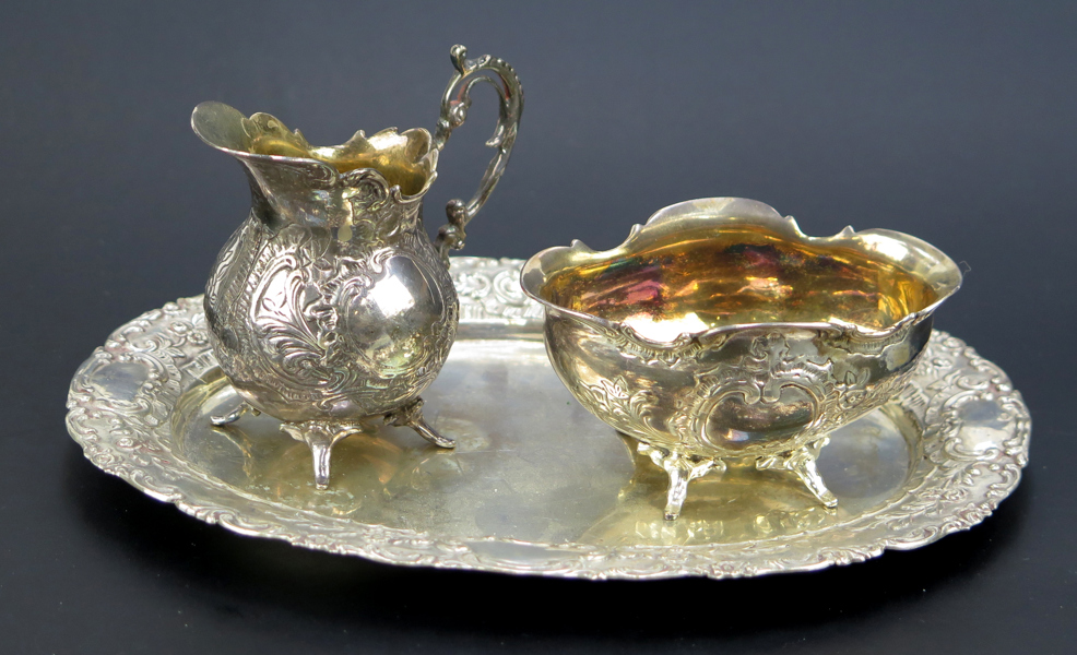 3 delar silver; bricka samt sockerskål och gräddkanna, stämplar Gösta Wessfeldt respektive importstämplar, l 19 cm, total vikt 300 gram_25519a_8dafd3655f5215c_lg.jpeg
