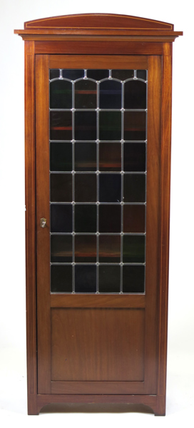 Skåp, mahogny med intarsia, 1900-talets början, dörr med infattade blyglas, inredning med hyllplan, h 175 cm, renoverat_25605a_lg.jpeg