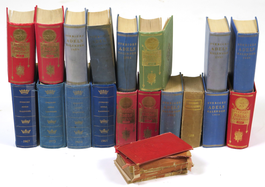 Böcker, parti adelskalendrar, 19 st, 1860-1980, någon med skador_25685a_8dafeedc588a859_lg.jpeg