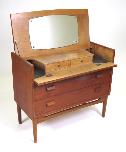 Okänd designer, 1950-60-tal, byrå, teak och ek, uppfällbar skiva under vilken toiletteinredning med spegel, _25842a_lg.jpeg