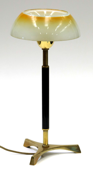 Okänd designer, 1950-tal, bordslampa, delvis svärtad mässing med bemålad glaskupa, trepassformad fot_2627a_lg.jpeg
