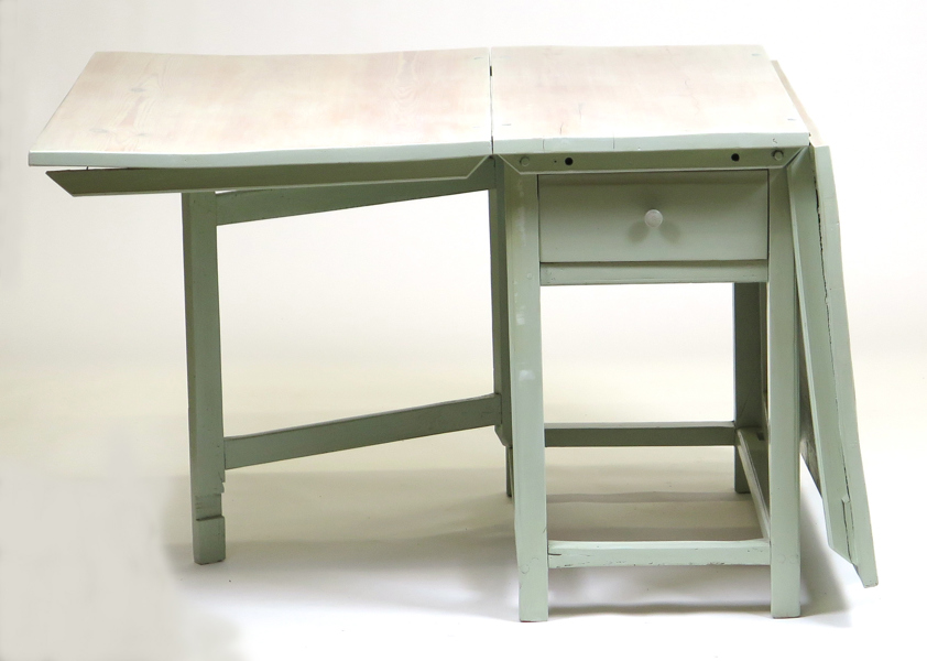 Slagbord, gråmålat trä, 1800-tal, 1 låda i sarg, total längd 183 cm, renoverat, senare bemålning_26660a_8db23b647e61d16_lg.jpeg