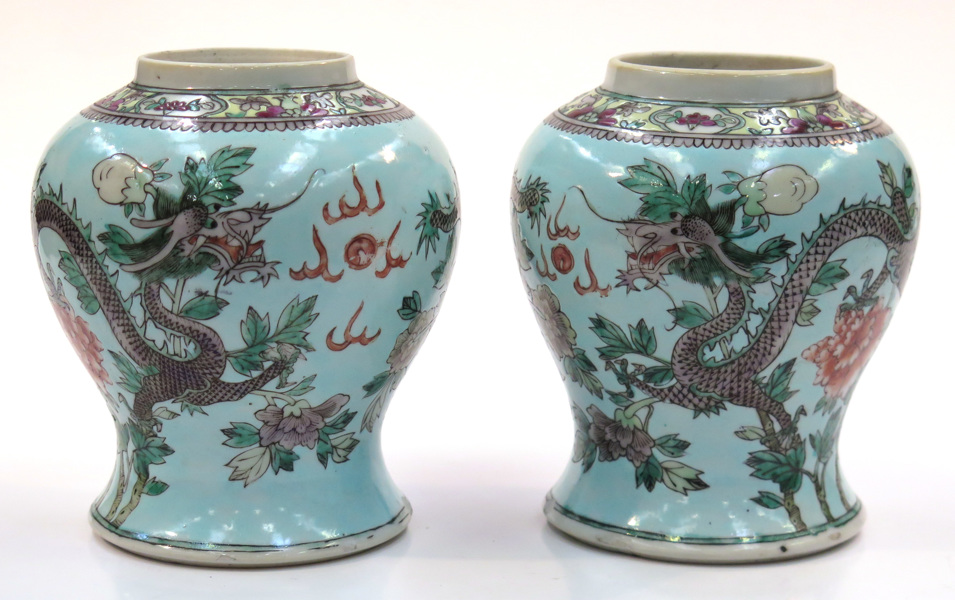 Vaser, 1 par, porslin, Kina, Qing-republik, 1900-talets början, polykrom dekor av himmelsdrakar mot turkos fond,_2671a_8d85a1f5b101698_lg.jpeg