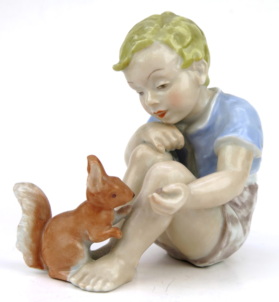 Friedrich-Gronau, Hanne Lore för Rosenthal, figurin, bemålat porslin, pojke med ekorre, modellnummer 1663, design 1937, h 11 cm_26819a_8db26ee5184dcc5_lg.jpeg