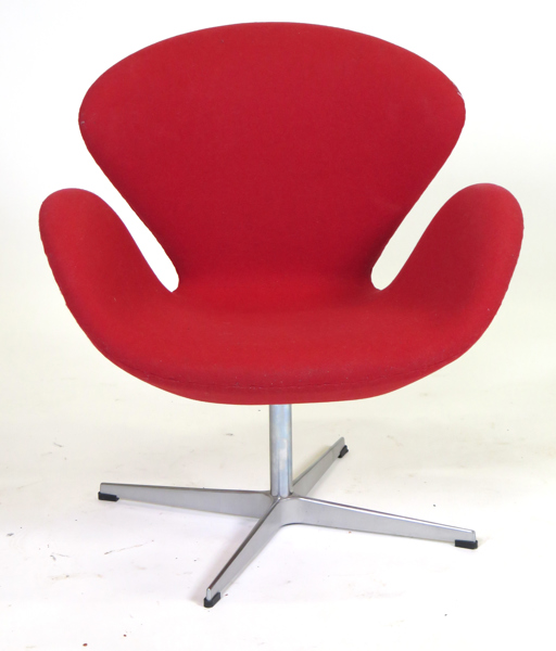 Okänd designer, snurrfåtölj, röd textilklädsel på metallfot, modell snarlik Arne Jacobsens "Svanen", modern tillverkning_26896a_lg.jpeg