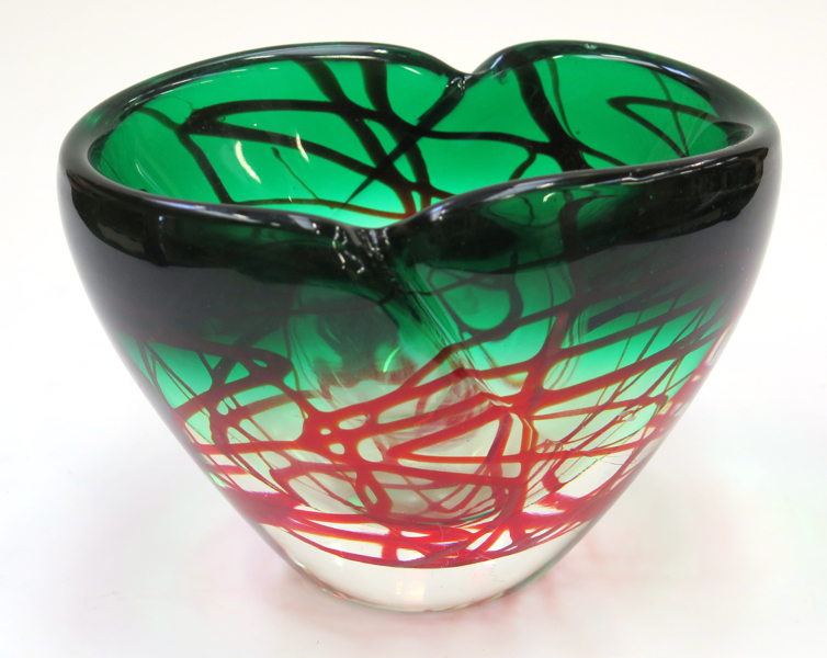 Okänd designer, skål. glas, delvis grön glasmassa, underfångsdekor av röda trådar,_2692a_lg.jpeg