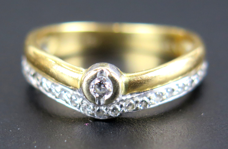 Ring, 18 karat röd- och vitguld med 18 åttkantslipade och 1 briljantslipad diamant om totalt 0,2 carat enligt gravyr, stämplad Guldfynd, innerdiameter 16 mm, vikt 2,9 gram, 1 sten saknas_26960a_lg.jpeg