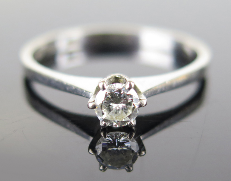 Ring, 18 karat vitguld med 1 briljantslipad diamant om cirka 0,25 carat, otydliga svenska stämplar, innerdiameter 18 mm, vikt 2,4 gram_26966a_lg.jpeg
