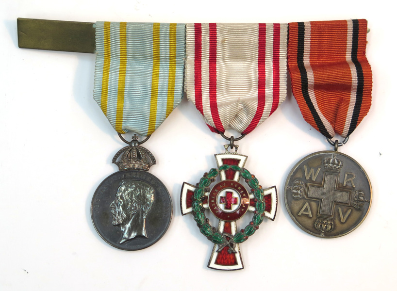 Släpspänne med Gustav V: s Olympiska Medalj, Österrikiska Röda Korsets orden samt Tyska Röda Korsmedaljen, _2783a_8d85e35e0293a91_lg.jpeg