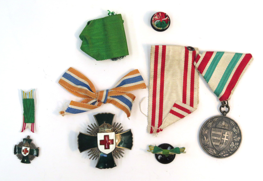 Ordenstecken mm;  kraschan till Ungerska Röda Korsets Orden med miniatyr, Österrikisk-Ungerska minnesmedaljen för WWI, boutoner och band_2785a_8d85e36024a641c_lg.jpeg