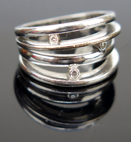 Ring, 18 karat vitguld med 3 facettslipade diamanter, stämplad Heribert Engelbert Stockholm 2003, innerdiameter 16 mm_28107a_8db4fad17d0eac6_lg.jpeg